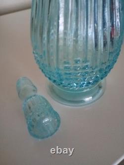 Jolie carafe ancienne verre moulé pressé bleu ciel avec son bouchon