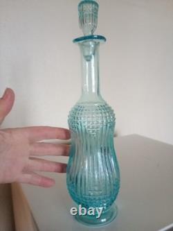 Jolie carafe ancienne verre moulé pressé bleu ciel avec son bouchon