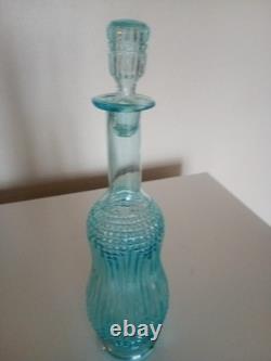 Jolie carafe ancienne verre moulé pressé bleu ciel avec son bouchon