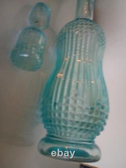 Jolie carafe ancienne verre moulé pressé bleu ciel avec son bouchon