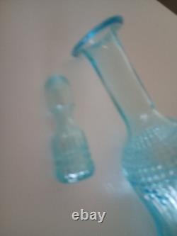 Jolie carafe ancienne verre moulé pressé bleu ciel avec son bouchon