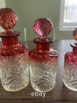 Lot 4 anciens flacons de toilette en cristal de Baccarat modèle rosaces Lot 4 anciens flacons de toilette en cristal de Baccarat modèle rosaces