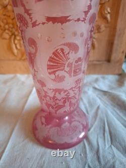 Magnifique Ancien Vase rose décor animalier / chasse Cristal de Bohème