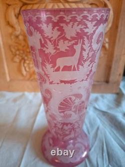 Magnifique Ancien Vase rose décor animalier / chasse Cristal de Bohème