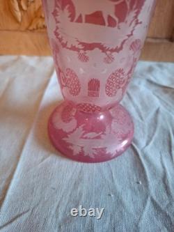 Magnifique Ancien Vase rose décor animalier / chasse Cristal de Bohème