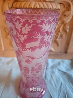 Magnifique Ancien Vase rose décor animalier / chasse Cristal de Bohème