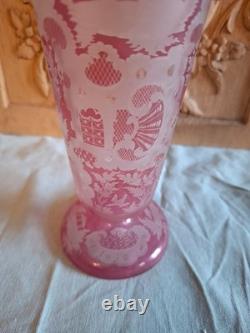 Magnifique Ancien Vase rose décor animalier / chasse Cristal de Bohème
