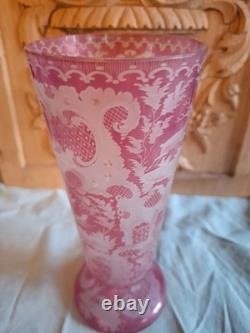 Magnifique Ancien Vase rose décor animalier / chasse Cristal de Bohème