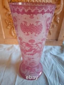 Magnifique Ancien Vase rose décor animalier / chasse Cristal de Bohème