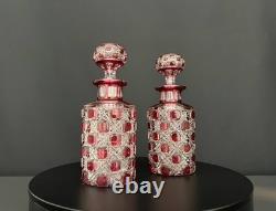 Paire de flacons anciens en cristal taillé rouge rubis Maison Baccarat