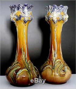 Paire de vases anciens en barbotine