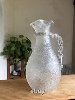 Pichet ancien en cristal givré, double anse torsadée. Baccarat
