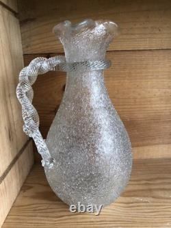 Pichet ancien en cristal givré, double anse torsadée. Baccarat