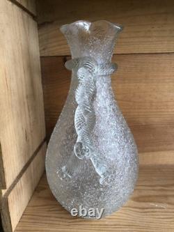 Pichet ancien en cristal givré, double anse torsadée. Baccarat