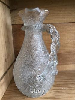 Pichet ancien en cristal givré, double anse torsadée. Baccarat