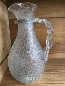 Pichet ancien en cristal givré, double anse torsadée. Baccarat