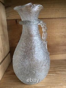 Pichet ancien en cristal givré, double anse torsadée. Baccarat