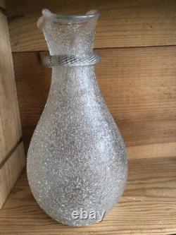 Pichet ancien en cristal givré, double anse torsadée. Baccarat