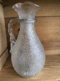 Pichet ancien en cristal givré, double anse torsadée. Baccarat