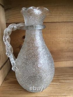 Pichet ancien en cristal givré, double anse torsadée. Baccarat