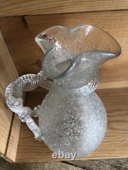 Pichet ancien en cristal givré, double anse torsadée. Baccarat