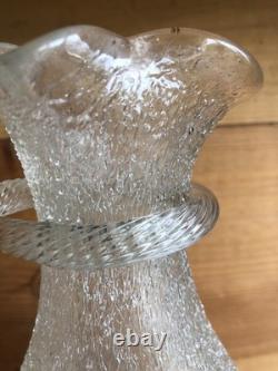 Pichet ancien en cristal givré, double anse torsadée. Baccarat
