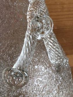 Pichet ancien en cristal givré, double anse torsadée. Baccarat