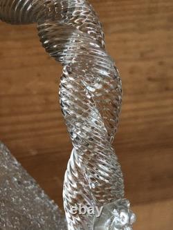 Pichet ancien en cristal givré, double anse torsadée. Baccarat