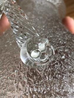 Pichet ancien en cristal givré, double anse torsadée. Baccarat