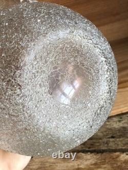 Pichet ancien en cristal givré, double anse torsadée. Baccarat