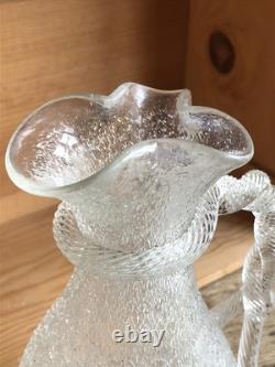 Pichet ancien en cristal givré, double anse torsadée. Baccarat
