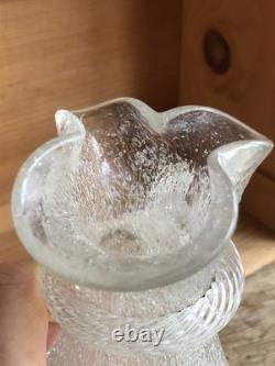 Pichet ancien en cristal givré, double anse torsadée. Baccarat