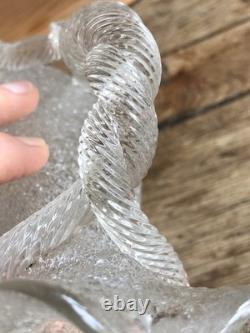 Pichet ancien en cristal givré, double anse torsadée. Baccarat