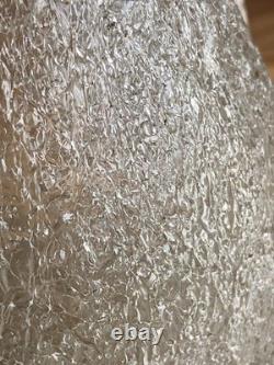 Pichet ancien en cristal givré, double anse torsadée. Baccarat