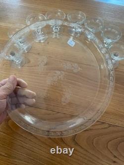 Plateau de service avec 8 verres à cerises anciens Plateau de service avec 8 verres à cerises anciens