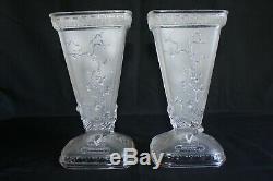 Rare paire de vases anciens en cristal moulé signé Baccarat, décor Japonnais