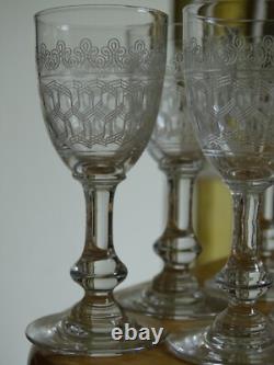 Saint Louis 9 Anciens Verres A Liqueur Cristal Modele A Gravure Guilloche