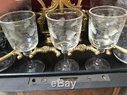 Service ancien à liqueur avec les verres et flacons en cristal Bel objet