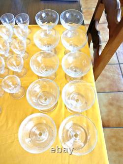 Service de 41 verres anciens en cristal gravé style Baccarat st louis