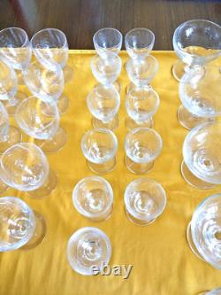 Service de 41 verres anciens en cristal gravé style Baccarat st louis