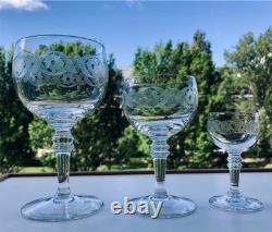 Service de verres anciens à frises guillochées