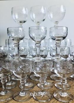 Service de verres anciens à frises guillochées