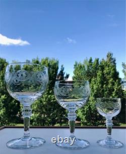 Service de verres anciens à frises guillochées