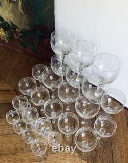 Service de verres anciens à frises guillochées