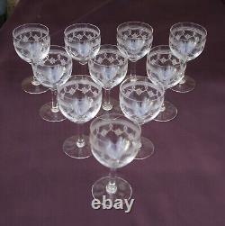 Suite de 10 anciens verres à eau ou vin en cristal gravure guillochée