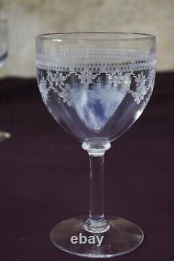 Suite de 10 anciens verres à eau ou vin en cristal gravure guillochée