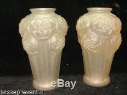 Superbe ancienne, importante paire de vase en verre moulé, satiné, décor fleuri
