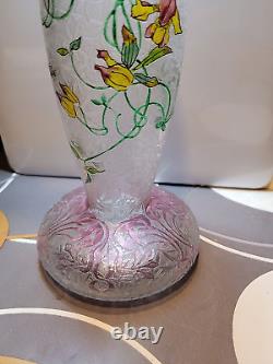 Vase ancien cristal baccarat dégagé a l acide. Émaillé. Petit éclat sous le col