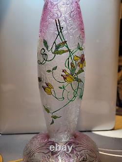 Vase ancien cristal baccarat dégagé a l acide. Émaillé. Petit éclat sous le col
