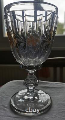 Verre calice en cristal moulé ancien. Attribué à la manufacture de Baccarat